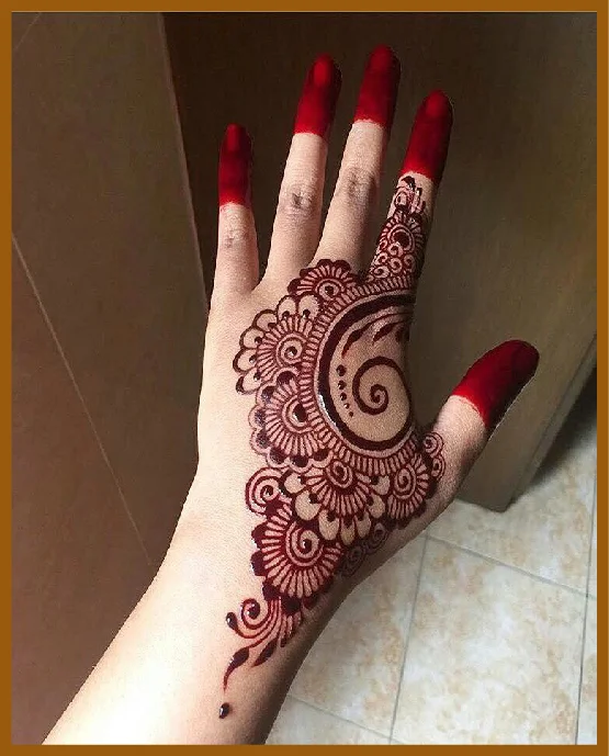 Symmetrical Back Hand Mehndi With Bold Outlines